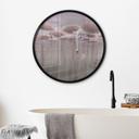 Poster lotusbloemen met zwaan in water in donkerroze - Ms Tiff - Rond