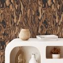 Patroonbehang Ettore Walnut - Abstracte Houtnerf - Sir Edward x Grigory Gladarev
