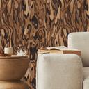 Patroonbehang Ettore Walnut - Abstracte Houtnerf - Sir Edward x Grigory Gladarev