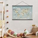 Kinderkamer Textielposter Wereldkaart - Wereld van de dieren - Oliver Robins