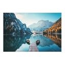 Textielposter Houten loopbrug bij het meer van Braies in de Dolomieten