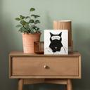 Holzbild zum Hinstellen - Schwarze Katze mit Schlafmaske - Korenkova - 15x15 cm