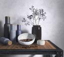 Non-woven tapet i beton-look ensfarvet lilla tekstur 