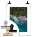 Póster La vista desde arriba: Bosque y mar
