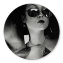 Glasbild Frau mit Sonnenbrille - Guido Maria Kretschmer Kollektion - Rund - Ø 70 cm
