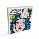 Billede af træ til at sætte op - Tohmé - Jeg kyssede en pige - 15x15 cm