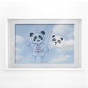 Ventana decorada con un panda en el espacio