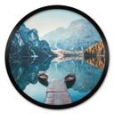 Póster pasarela de madera en el lago Braies en los Dolomitas - Redonda