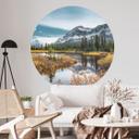 Vinilo decorativo de pared idilio con la montaña en un pinar mágico - redondo