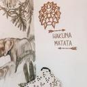 Træbogstaver Mahogni - Hakuna Matata med pile