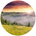 Fototapet - Rundt Bjergdalen i tågen - vliesetapet/selvklæbende non-woven tapet