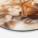 Billede Skaller på en solrig strand - Treechild - rund – print på aluminium (Alu-Dibond)