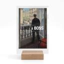 Akrylglas borddekoration Like a Boss - Inspireret af Caillebotte - Ung mand ved vinduet