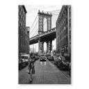 Tableau sur verre Bolton - Élégance à Manhattan avec l'emblématique pont de Brooklyn