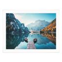 Póster Pasarela de madera en el lago Braies, en los Dolomitas