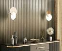 Non-woven tapet i skinnende striber som akustikpaneler i guldmetal-look