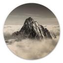 Cuadro de madera pico de montaña sobre las nubes blancas - redondo