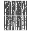 Separador de ambientes, biombo, pantalla de privacidad colgando de troncos de árbol en un bosque oto