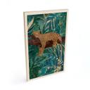 Cuadro de madera de un leopardo en una selva verde esmeralda - Manovski