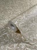Non-woven tapet med skinnende bladmotiv beige blomstret af Harald Glööckler