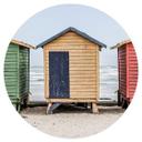 Wallsticker kystcharme - farverige hytter ved havet - skudt af Clint - rund