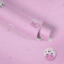 Fortryl børneværelset med et dyre- og stjernetapet i rosa, hvid og gul.