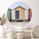 Wallsticker kystcharme - farverige hytter ved havet - skudt af Clint - rund
