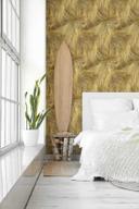 Non-woven tapet med gule græsbeige, brune blomstermotiver