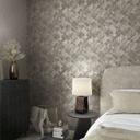 Papel pintado no tejido de color plata, gris a cuadros, rombos gráficos geométricos