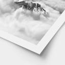 Póster pico de montaña sobre las nubes blancas