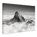 Lienzo pico de montaña sobre las nubes blancas