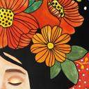Smilende kvinde med orange blomster Fototapet - Hülya