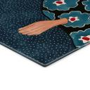 Glasbillede - Kvinde i blomstret kjole med sommerfugl - Hülya