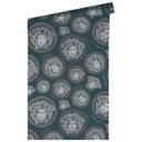 Versace tapet i petrol og sølv non-woven tapet med Versace bogstaver luksus design tapet