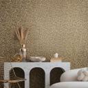 Non-woven tapet med skinnende guld blomsterbladmotiv af Harald Glööckler