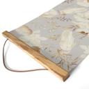 Póster de tela pájaros entre flores blancas - UN Designs