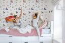 Børnetapet, non-woven tapet med illustration Kids Walls grå, farverig
