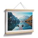 Póster Pasarela de madera en el lago Braies, en los Dolomitas