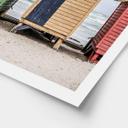 Strandplakat med kystcharme - farverige hytter ved havet - skudt af Clint