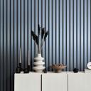 Metallic blå non-woven tapet med sort skandinavisk akustisk træpanel look luksus tapet
