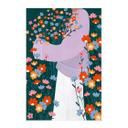 Póster de tela mujer en un colorido jardín de flores - Müller