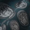 Versace tapet i petrol og sølv non-woven tapet med Versace bogstaver luksus design tapet