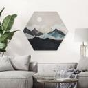 Hexagon Dibond Roligt bjerglandskab i skumringen - SpaceFrog Designs