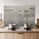 Spatscherm Lotusbloemen met zwaan in water in grijs - Ms Tiff