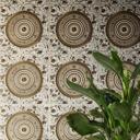 Versace tapet medusahoveder i guld og hvidt non-woven tapet blomstret design