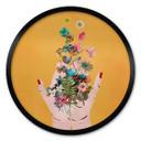 Póster Treechild - Flores de colores en las manos de Frida - Redondo
