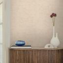 Non-woven Skandi tapet - fint stribemønster i terracotta- og naturfarve