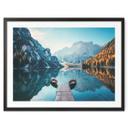 Póster Pasarela de madera en el lago Braies, en los Dolomitas