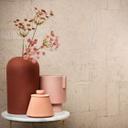 Papel pintado no tejido con aspecto de escayola en beige, azulejos gráficos rojos