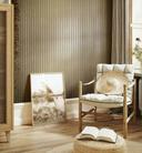 Non-woven tapet i skinnende striber som akustikpaneler i guldmetal-look
